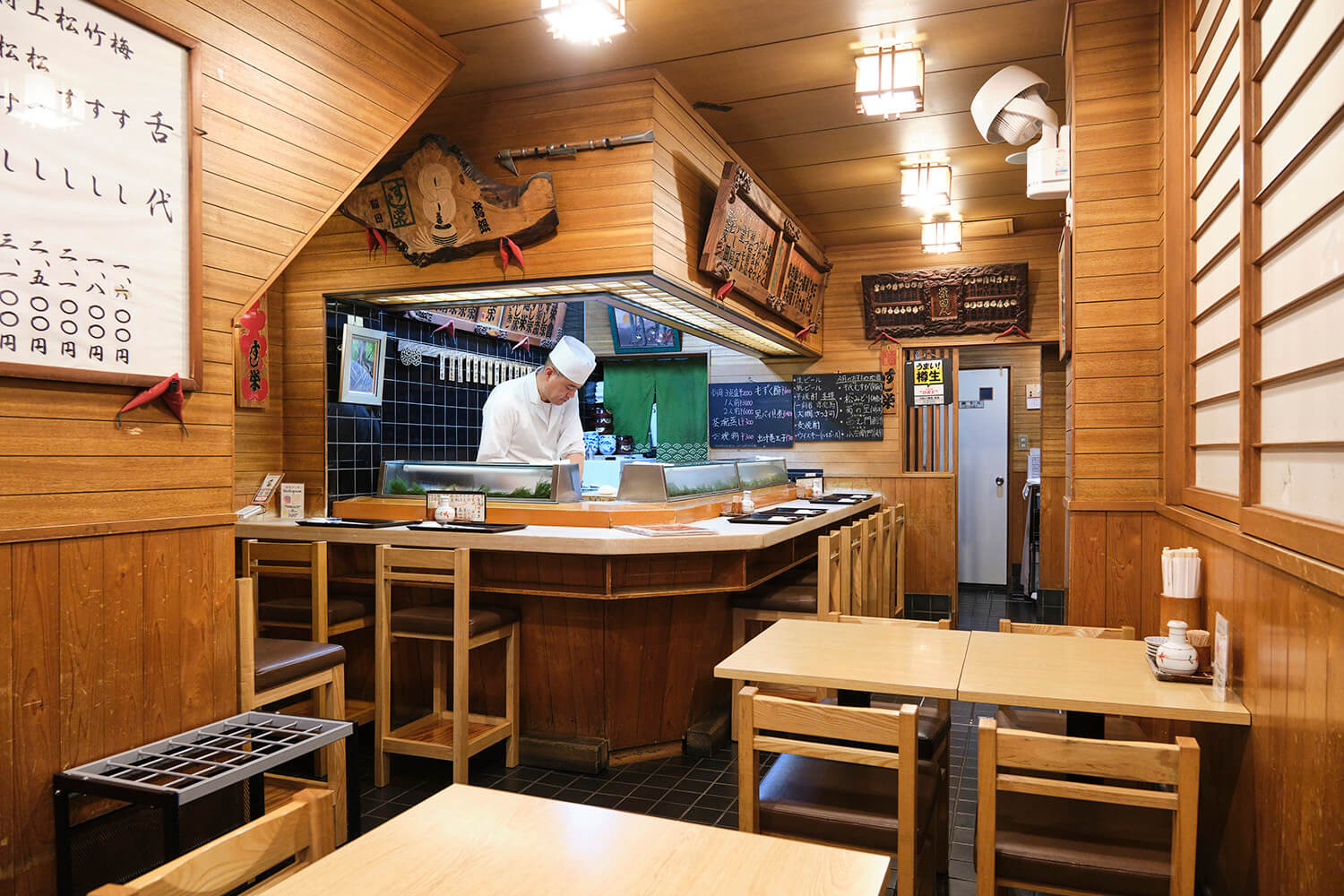 店內溫馨，靠近總經理，氛圍很輕鬆，即使一個人也很容易進入