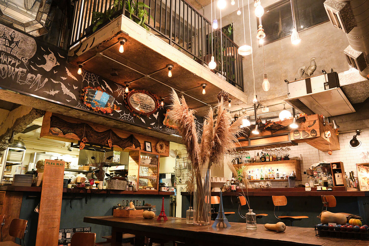 擺放著古董家具和配件，店內充滿了布魯克林的異國情調