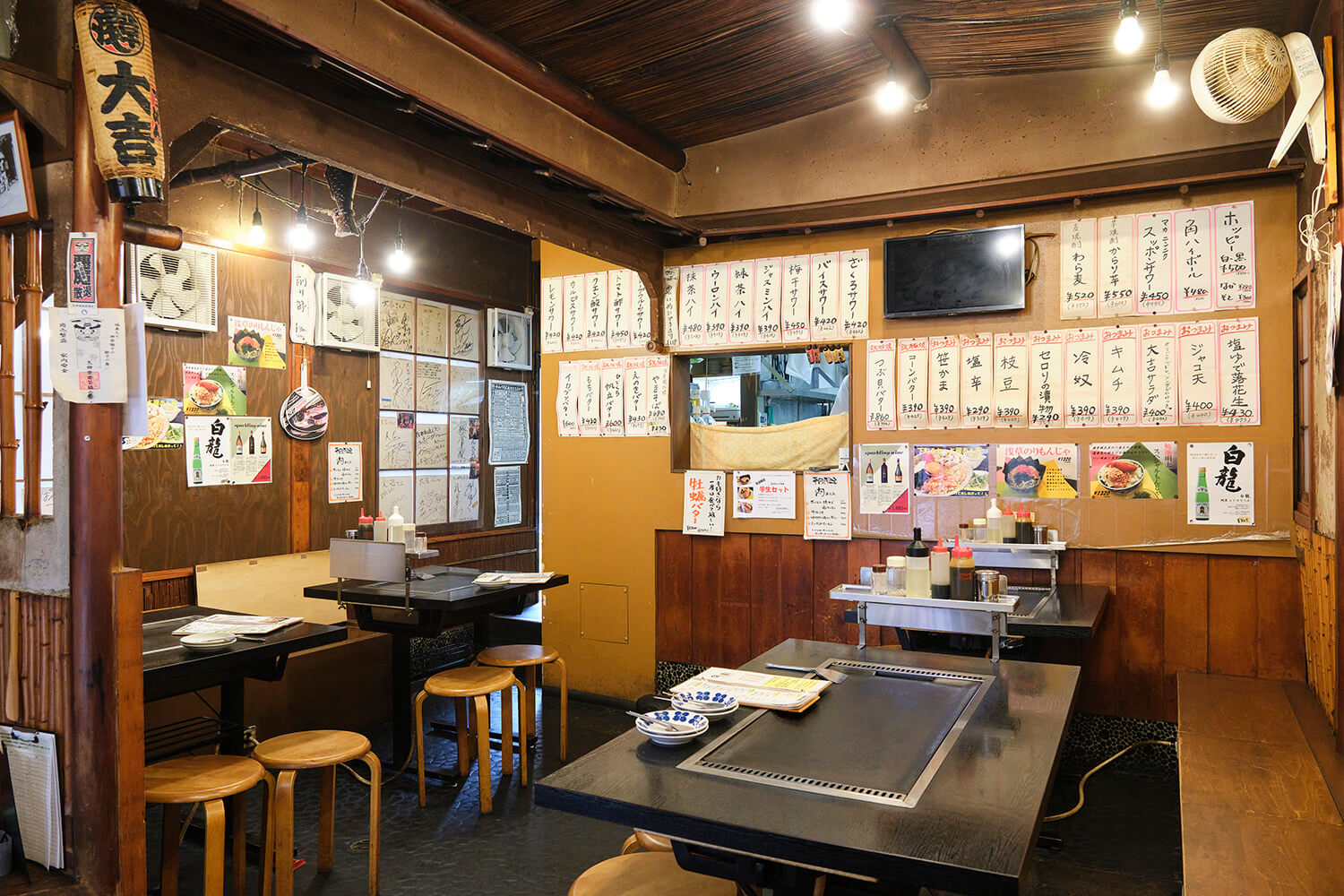 店內充滿了市中心的氛圍，原汁原味地使用了一座古老的民居。 二樓是榻榻米房間。