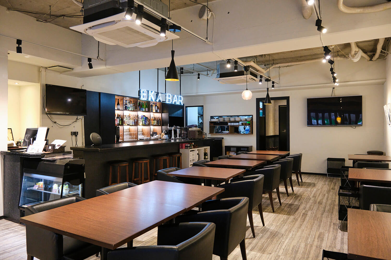 店內氛圍別緻而舒適。 適合午餐、咖啡廳、晚餐和其他場合使用