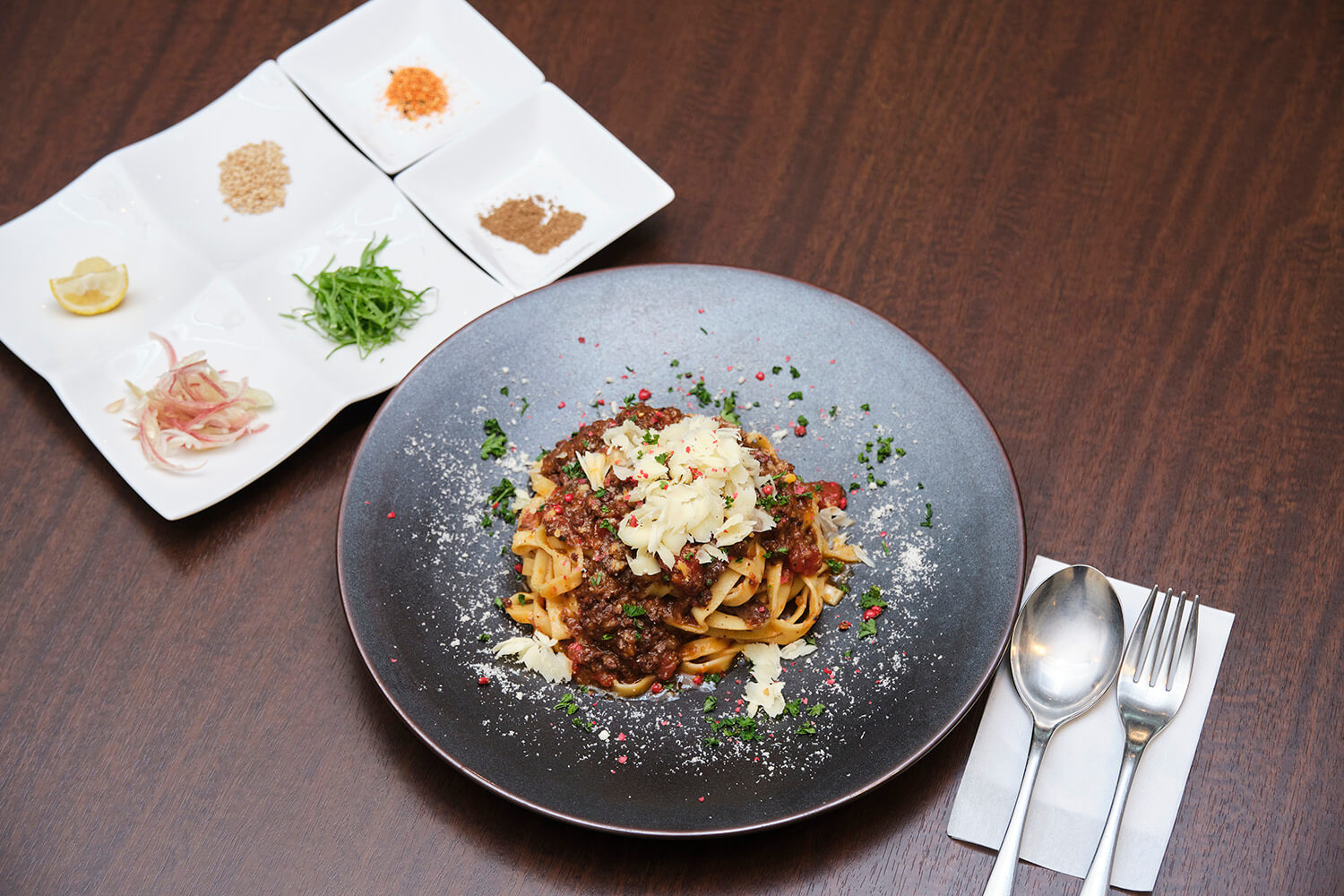 淺草肉醬麵是一種日式“淺草肉醬麵”，有酸橘、山椒、大葉等七種調味品JPY1980