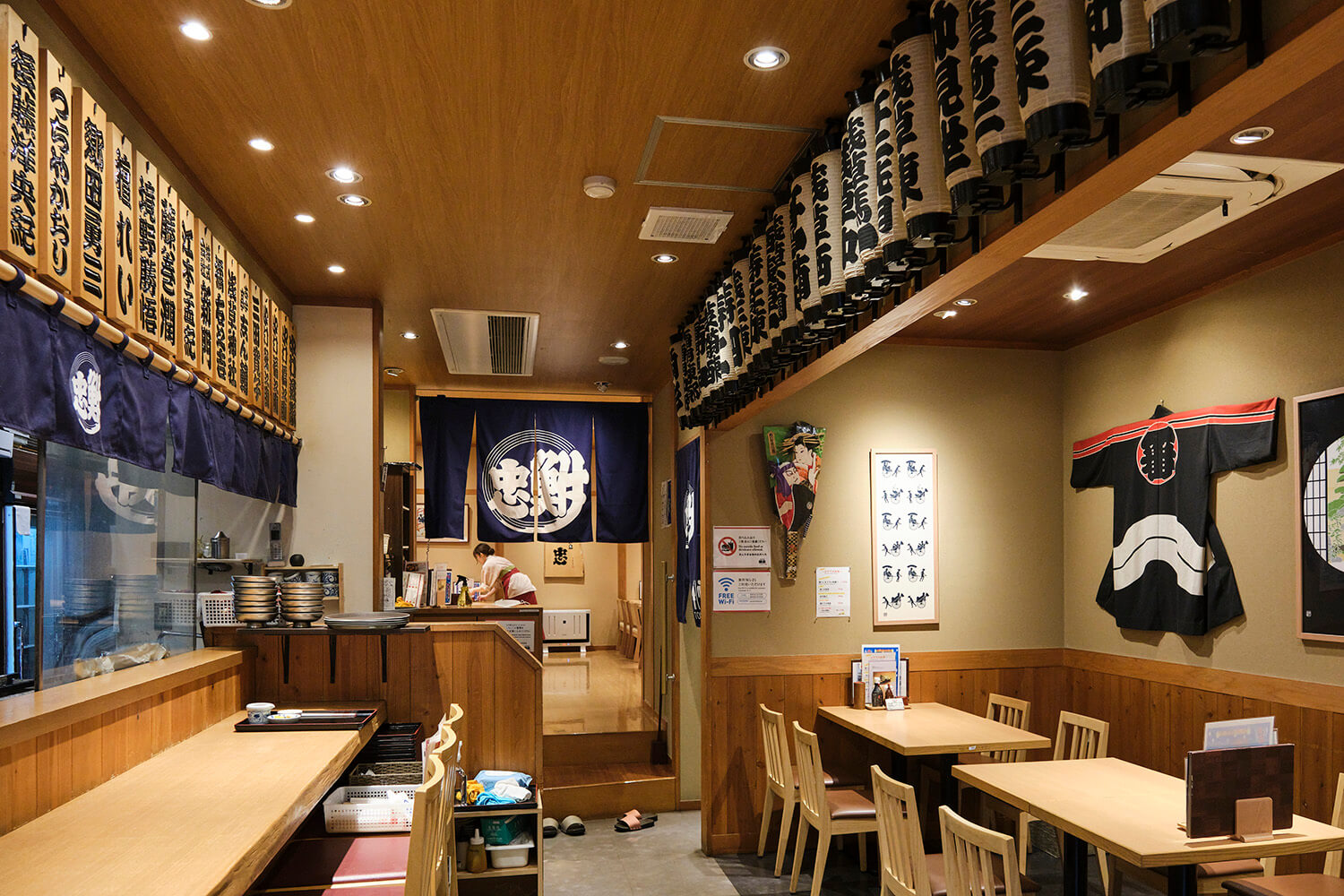 店內的設計和裝飾由江戶書法家橘宇之吉先生撰寫，他曾在淺草寺正殿的燈籠上工作