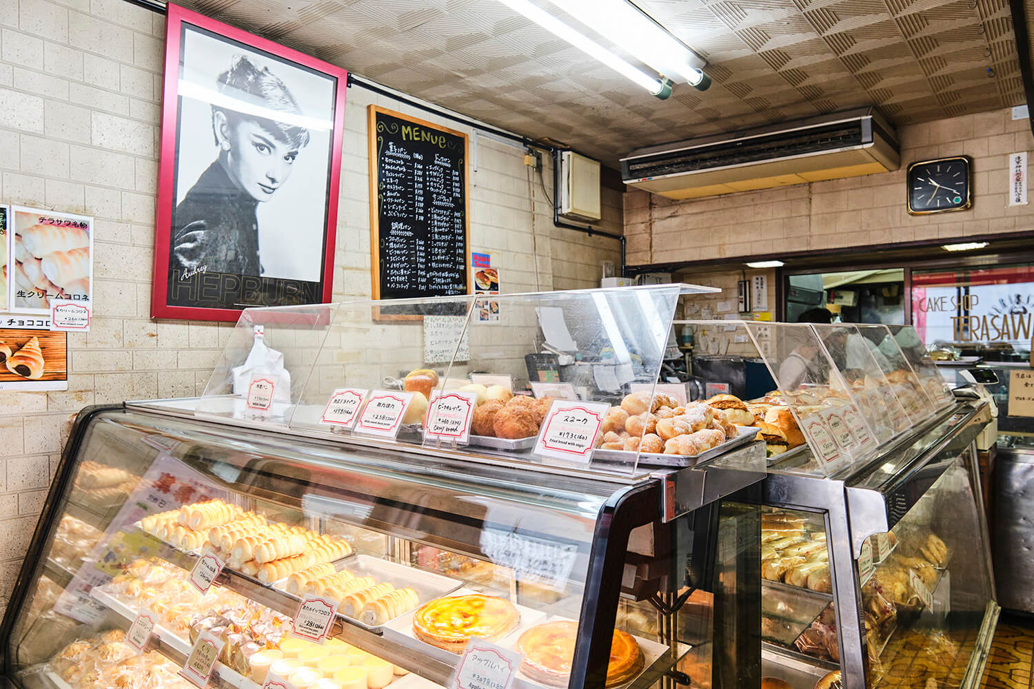 一家由他的家人繼續經營的麵包店。 媽媽熱情的服務讓店內氣氛寧靜。