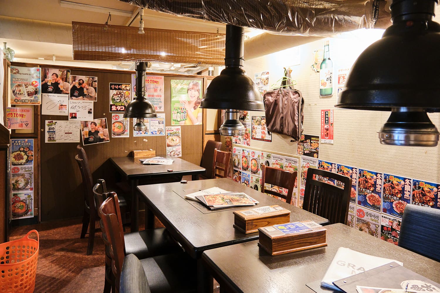 還有帶餐桌座位的包廂，讓您可以在店內度過輕鬆的時光。 注意牆上排列滿面的名人和韓國偶像的簽名。