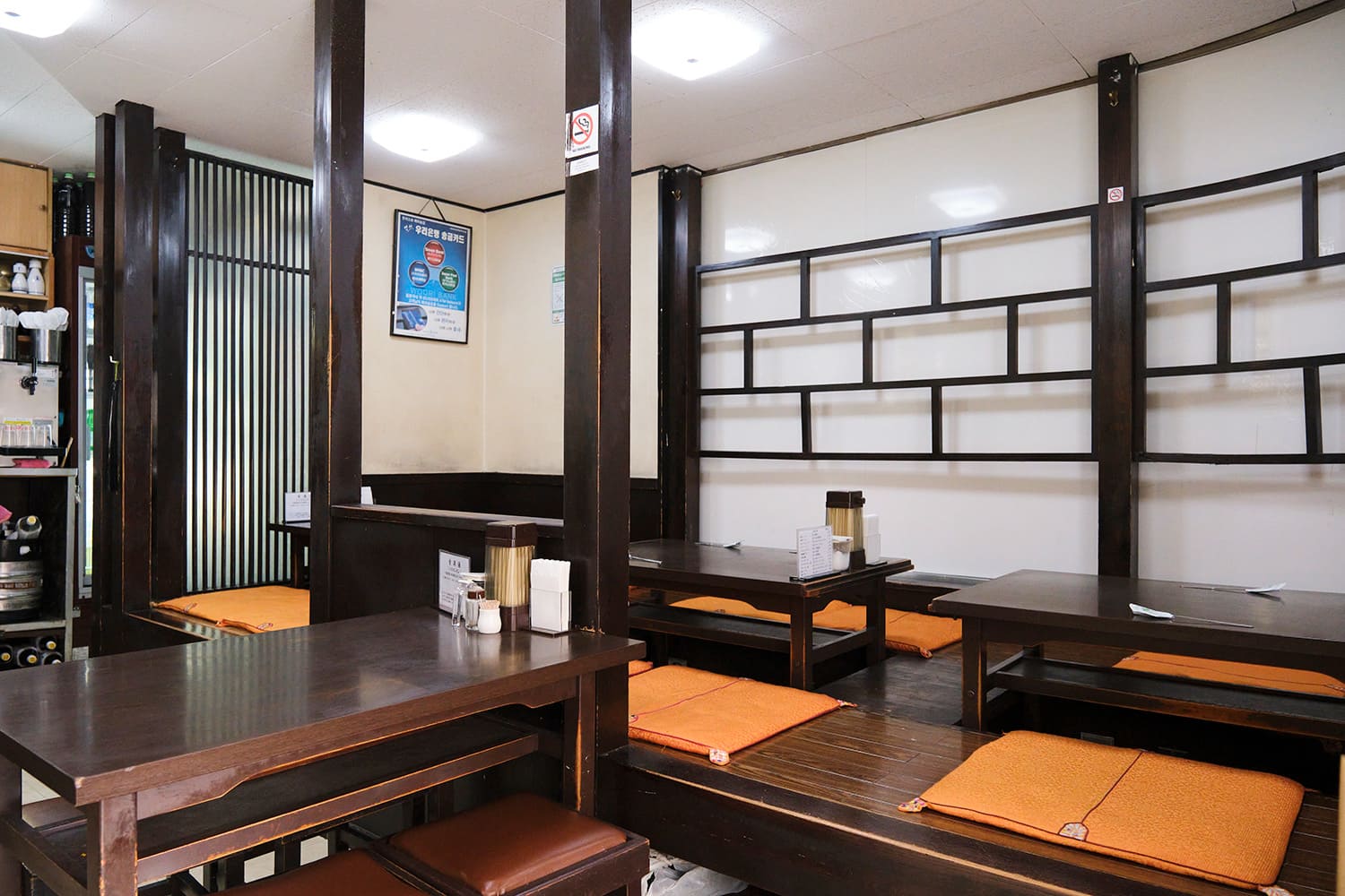 店內設有桌子座位和稍微高起的座位。 午餐和晚餐時間，顧客光顧不間斷