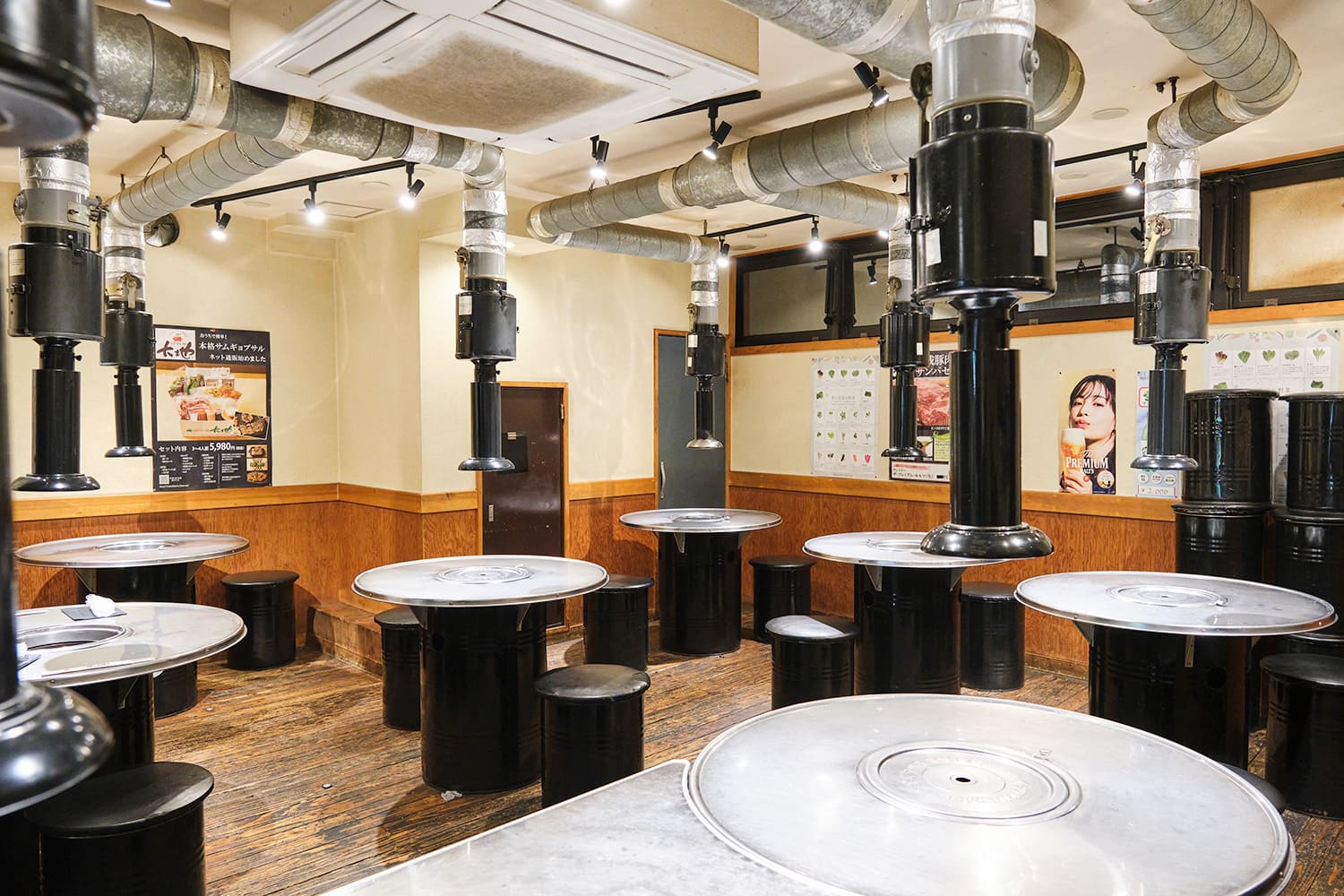 店內寬敞明亮，有被爐座位和桌子座位