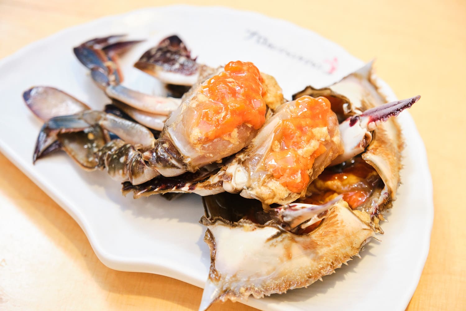 一杯用雌性藍蟹和雞蛋製成的「Kanjang Kejang」JPY5900