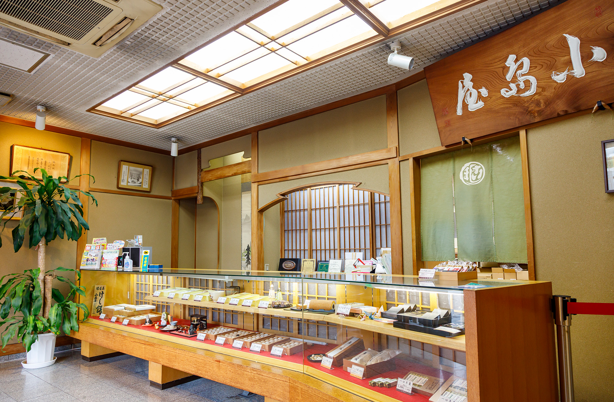 店內擺滿了keshi麻糬產品，以及羊羹、善哉等日式甜點