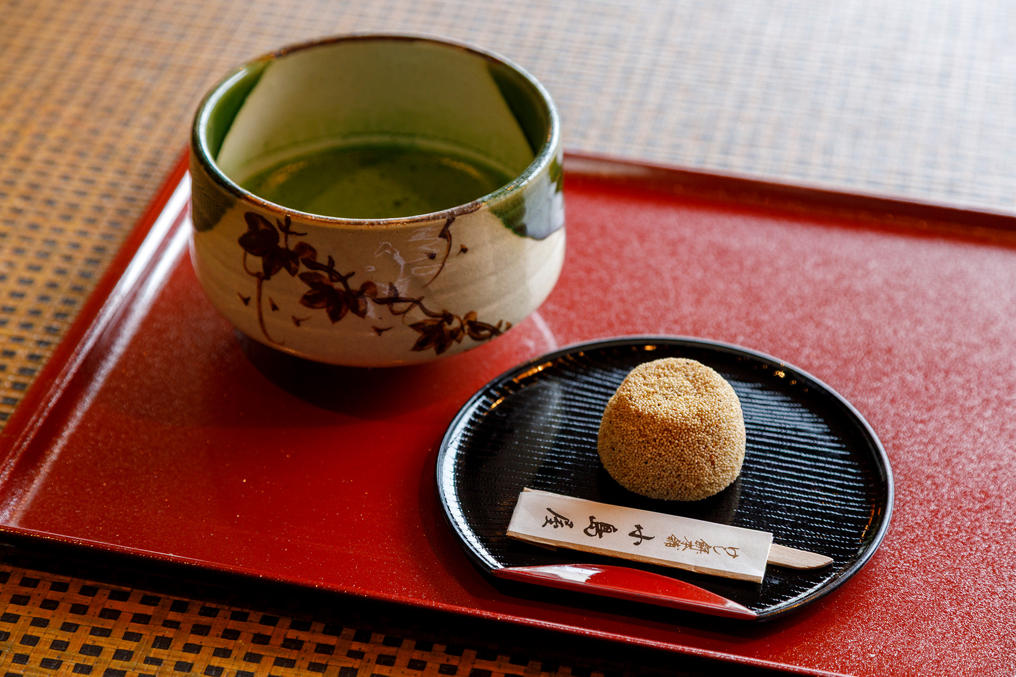 「Keshi麻糬」是用濾過的紅豆餡包裹著，撒上大量罌粟籽的年糕。