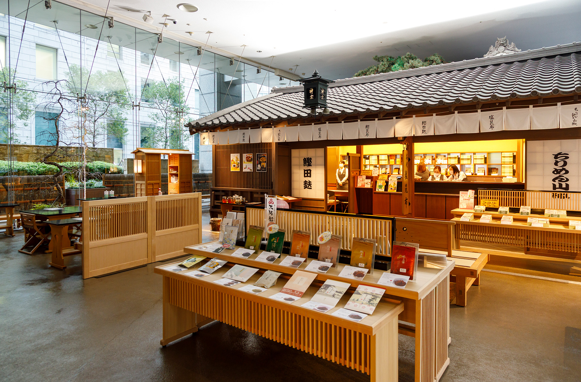 店內裝有瓦片屋頂和屋簷燈，靈感來自江戶時代的街道景觀，房屋相對而建