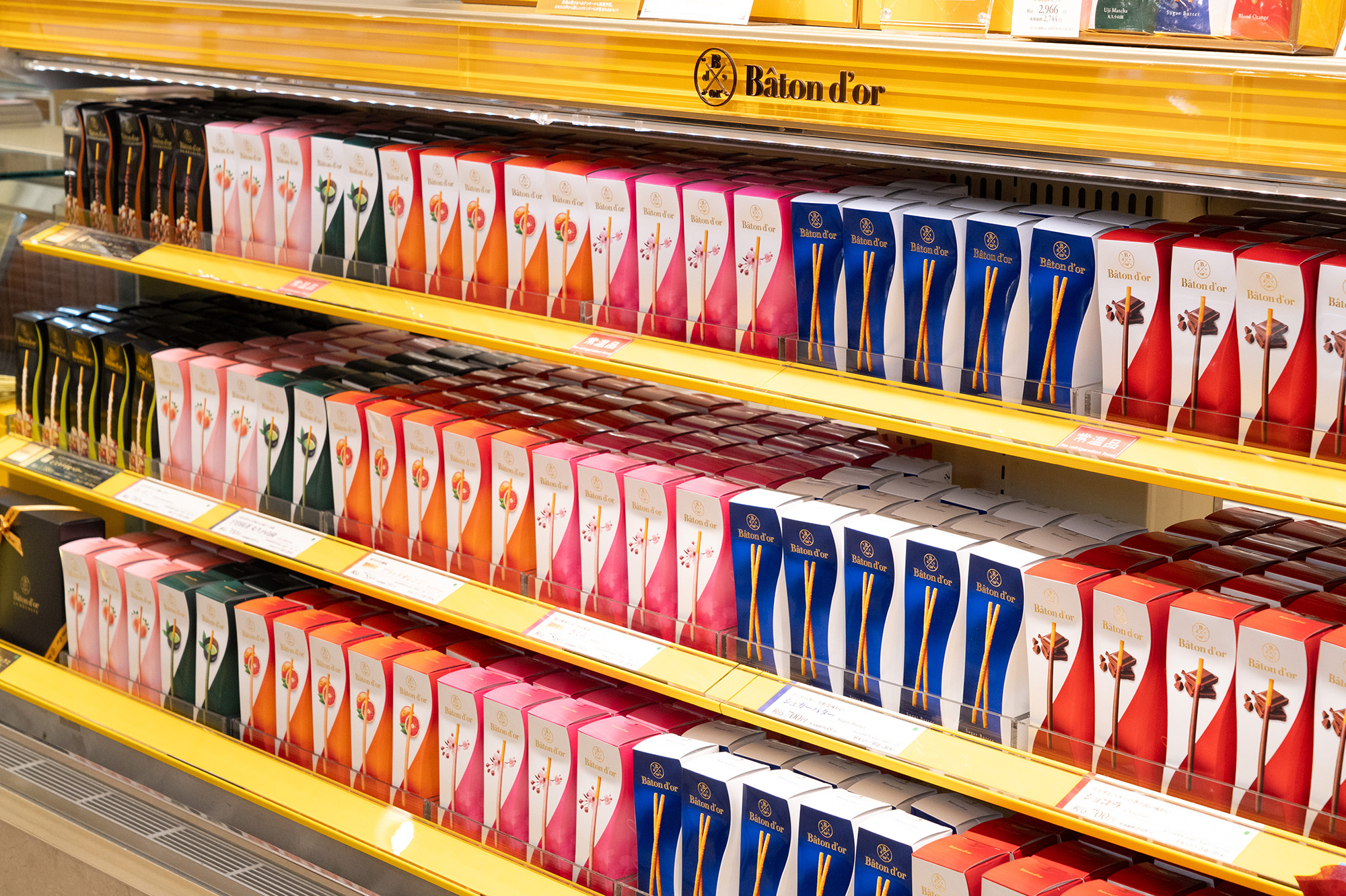 以酒杯為靈感的曲線包裝盒設計簡約，給人一種特別的感覺