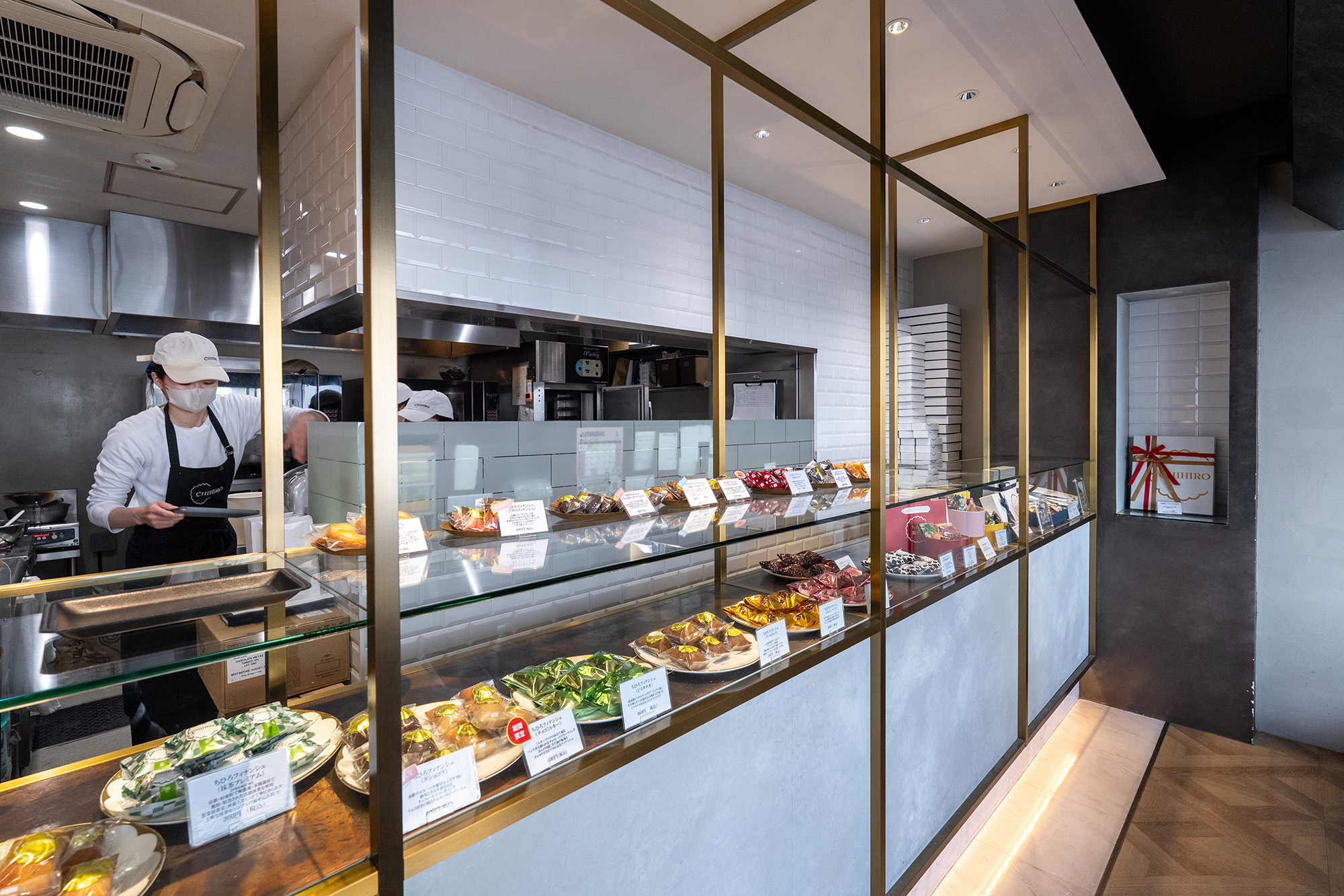 西區新町的第一家店。 店內瀰漫著附屬廚房製作的費南雪的甜美香氣