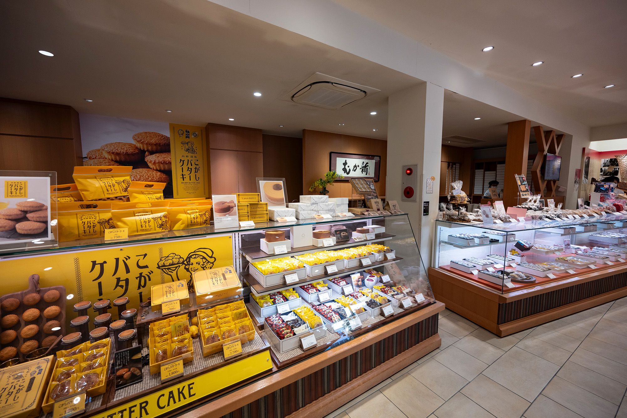 Hakurasaki店設有“Kona's Papa's Pudding Workshop”，生產人氣產品“Tororon Pudding”。 還有桌子座位，可以休息一下。