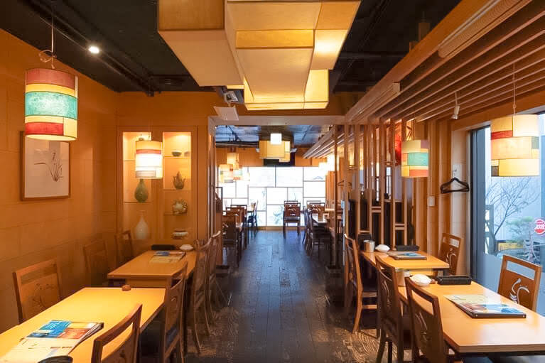 店內裝飾著色彩繽紛的韓紙，這是韓國傳統工藝品，令人印象深刻