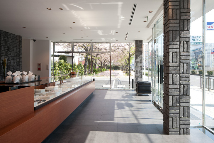 店內空間寬敞，結構現代化。 接收號碼標籤並等待呼叫的系統。 付款只接受現金