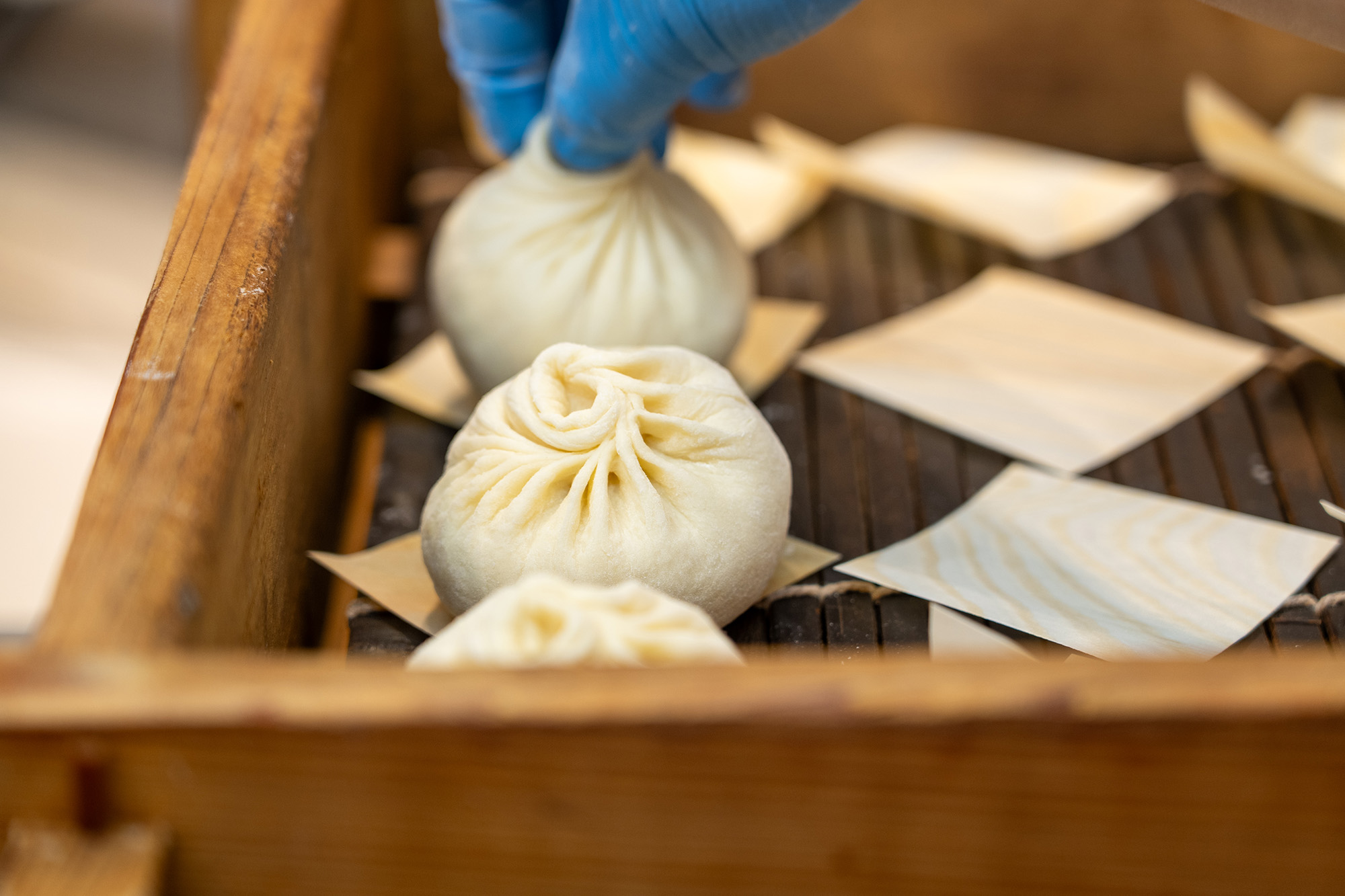 豬肉包子下面鋪著的細松樹，稱為“zabuton”，也增添了很好的香氣