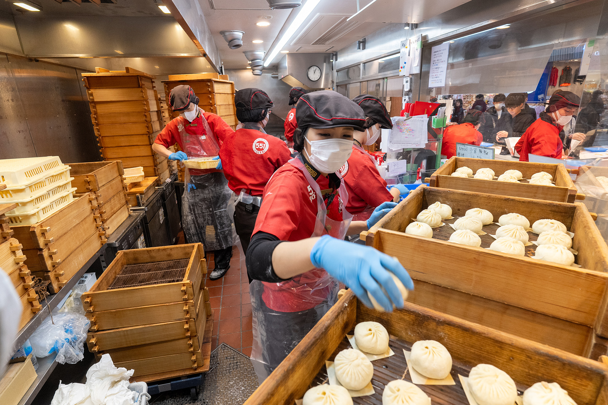 在顧客可見的地方，豬肉包子正在陸續製作，總店的廚房