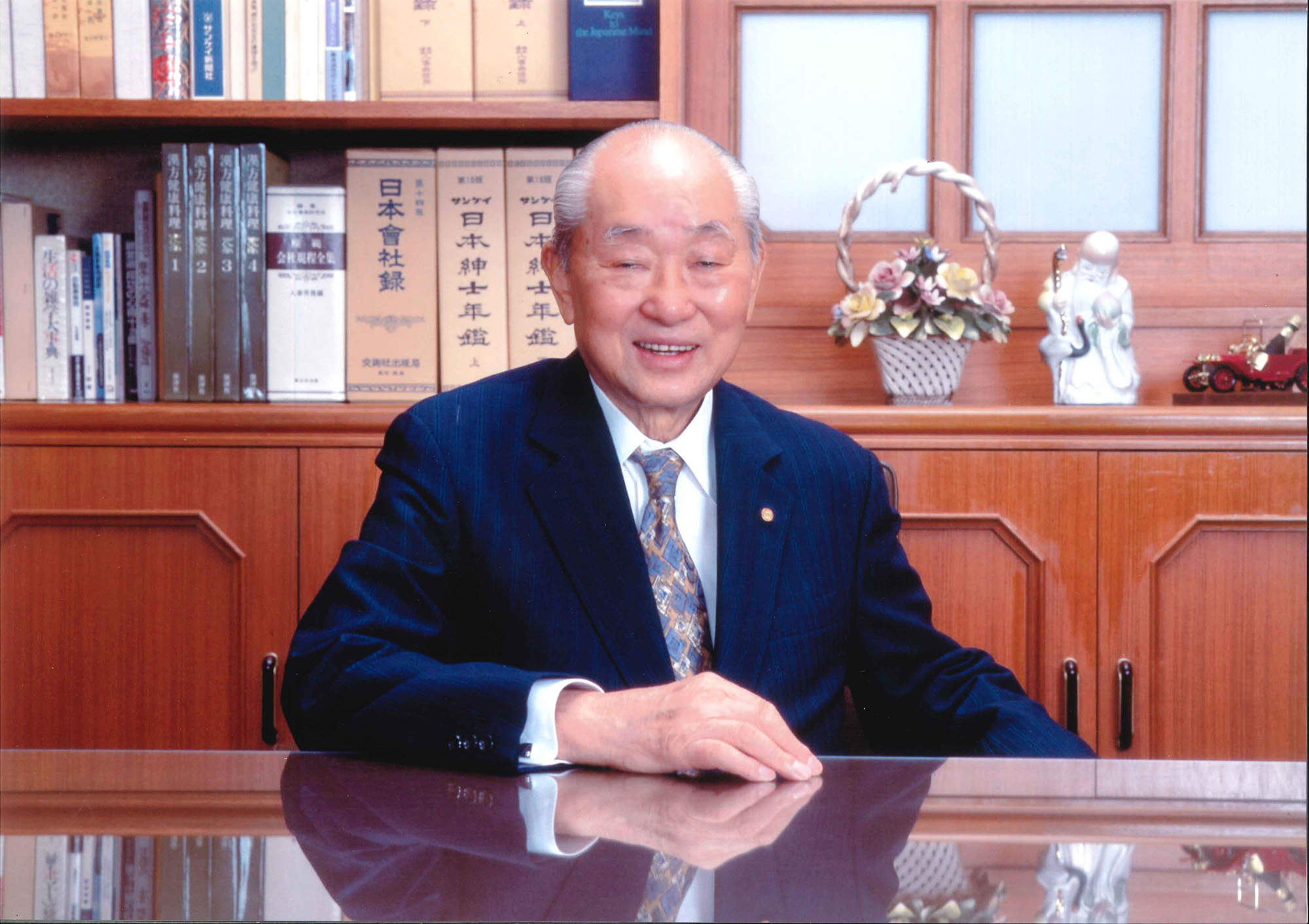 已故創始人羅邦強先生。 他和兩個朋友一起開設了蓬萊食堂，後來又獨立推出了「551HORAI」