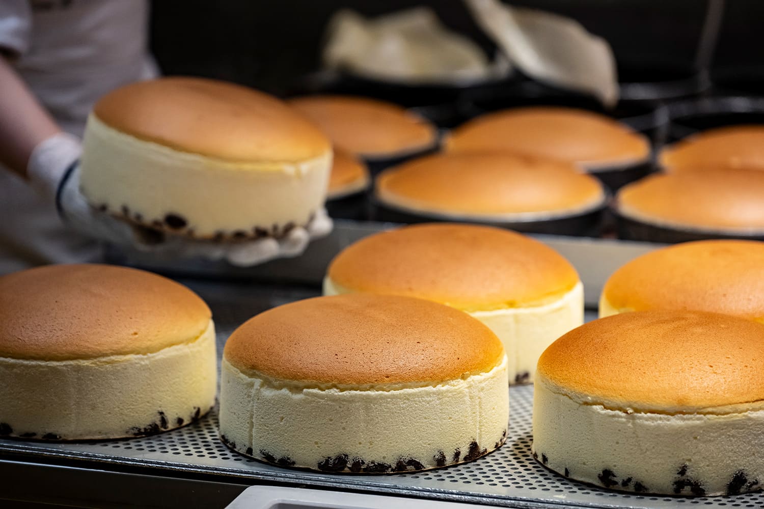 排隊時還可以看到豐滿的狀態，難波總店的開放式廚房