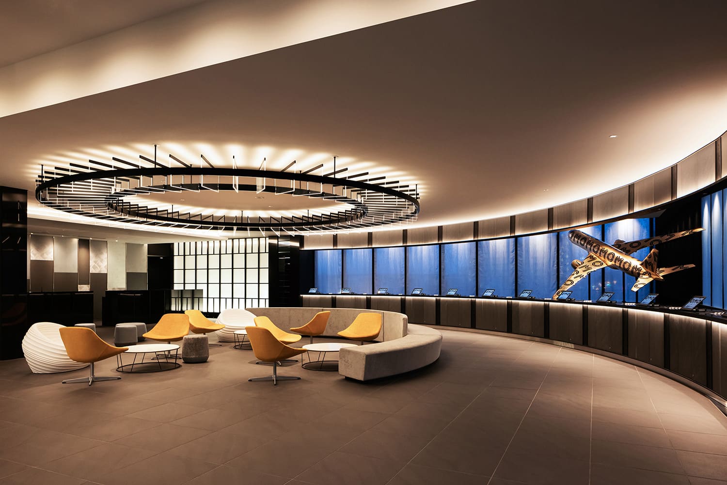 Teruaki who made the engine of an airplane a motif and the 2nd floor OMO Base (Travelers' Fun Lounge) where an art object of an airplane with the OMO design was done