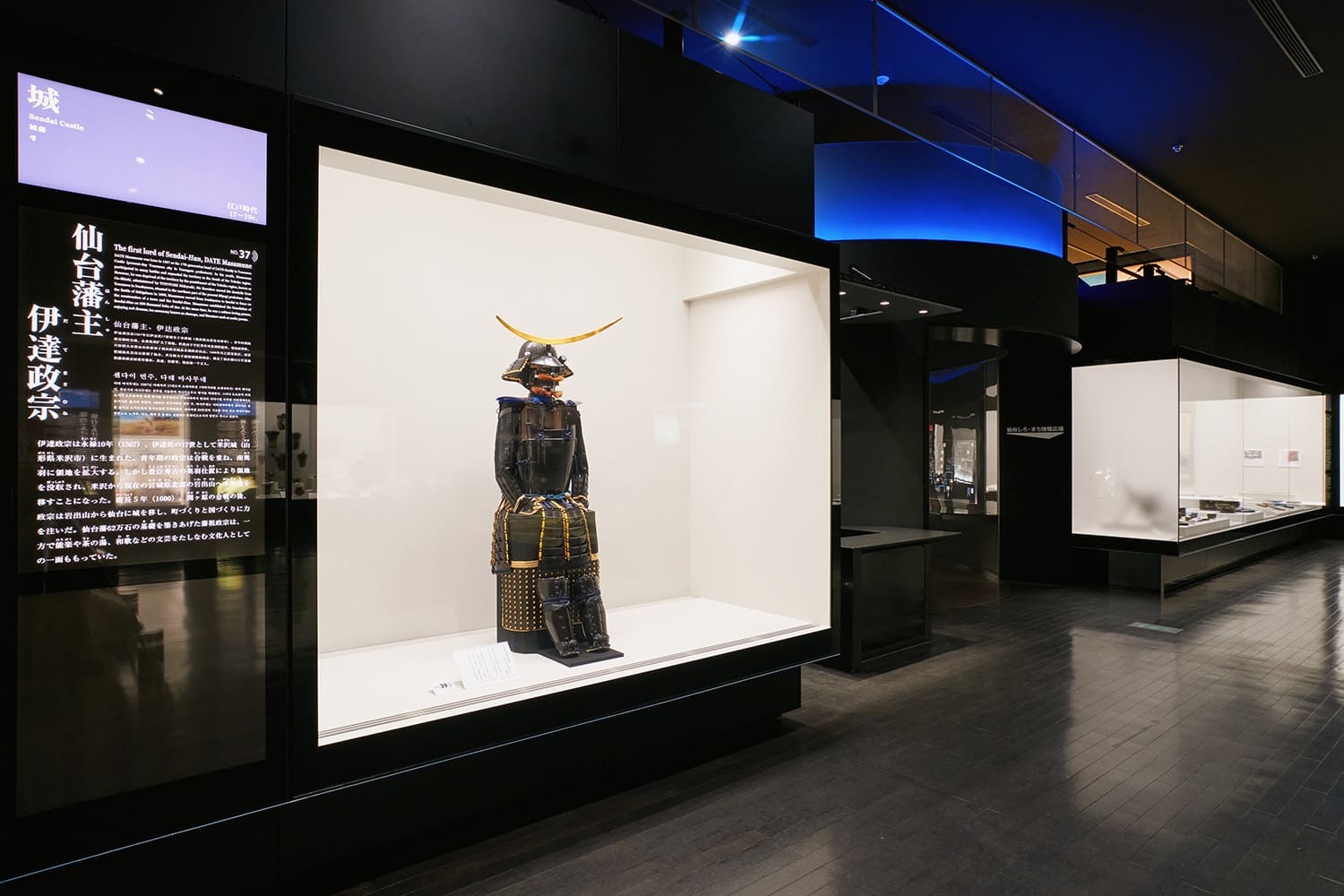 帶有細月形門襟的頭盔是令人印象深刻的重要文化財產“伊達政宗的黑漆五件式軀幹腳”