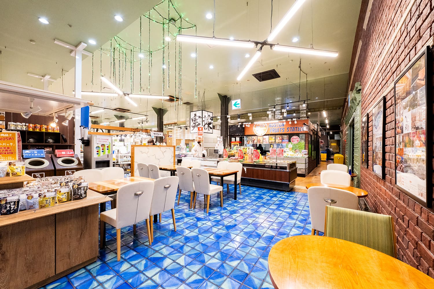 除了每家餐廳的用餐空間外，還有任何人都可以使用的「休息空間」