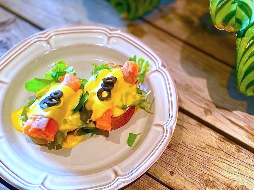 “鮭魚康菲本尼迪克特”。 僅由植物性原料製成的自製麵包