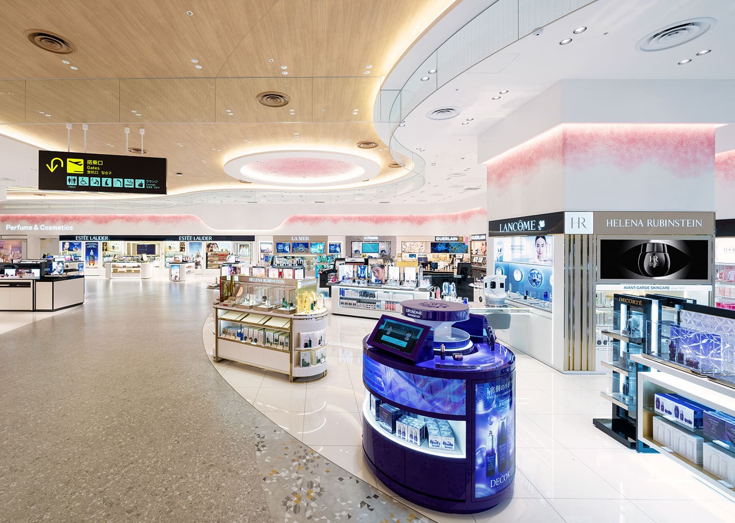 The walk-through type overall duty-free store maximum at a Japanese international airport