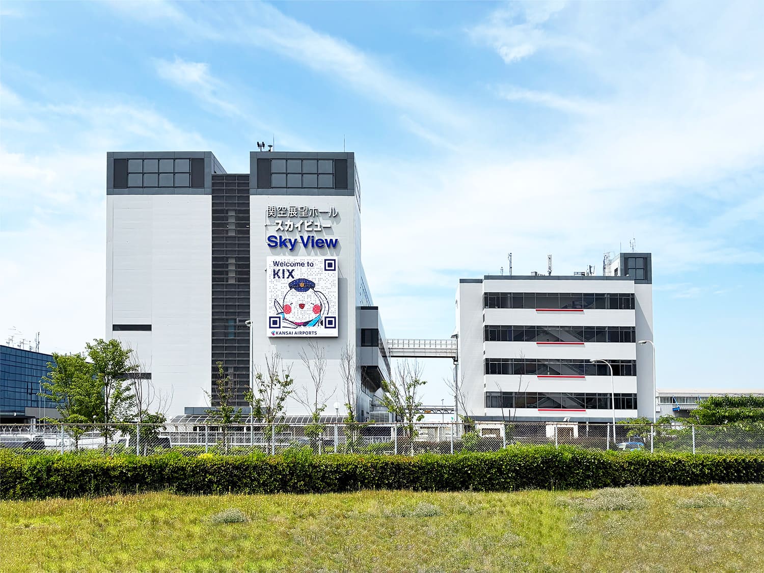 Building of "Kansai International Airport view Horace Kay view". The left, a main hall and the right are an entrance hall.