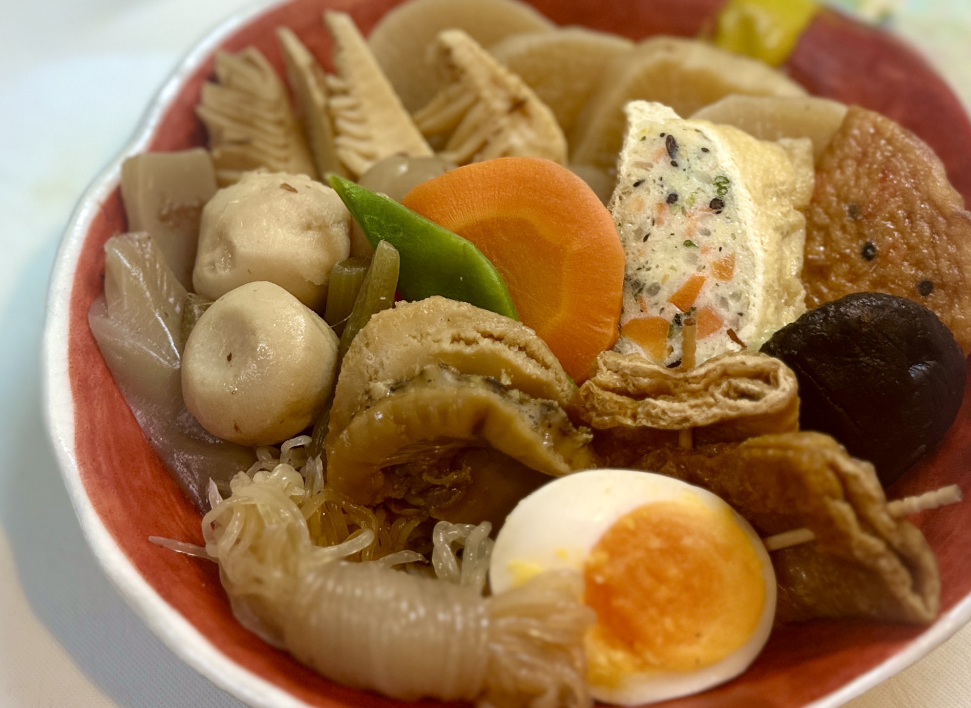 如果將少量（小）370日元放在“五目燉”家庭大小（大）JPY1500盤上，就可以將其作為招待菜餚。