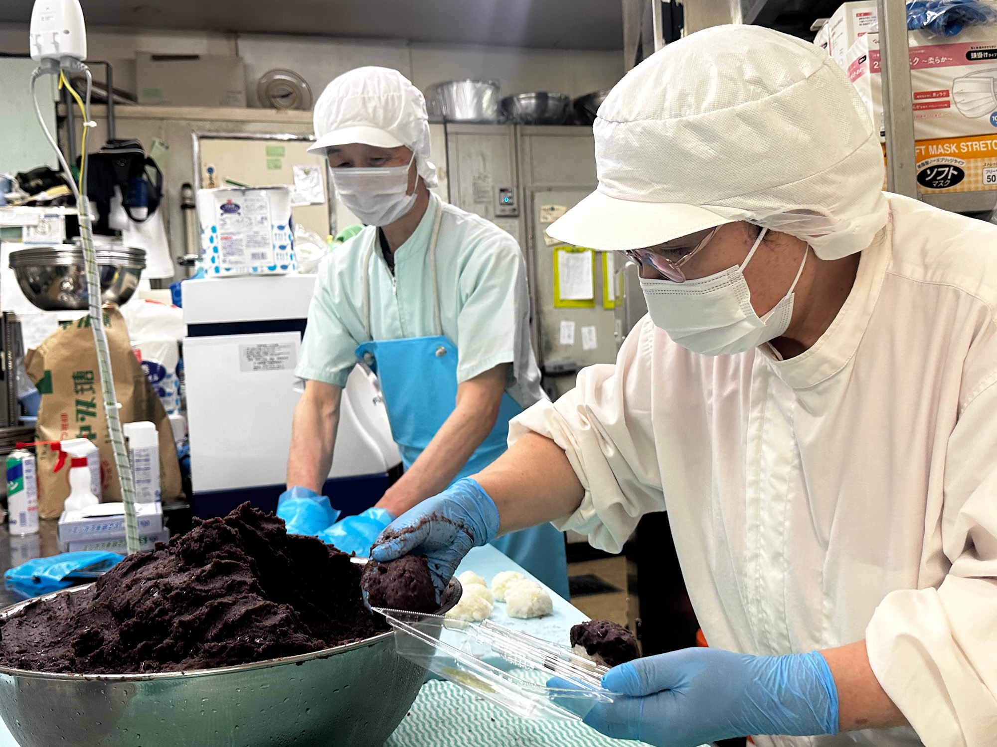 在店的後院，一邊看銷售，一邊由負責擀米的人和負責用紅豆沙包飯的負責人的兩人系統製作出兩人制的米飯