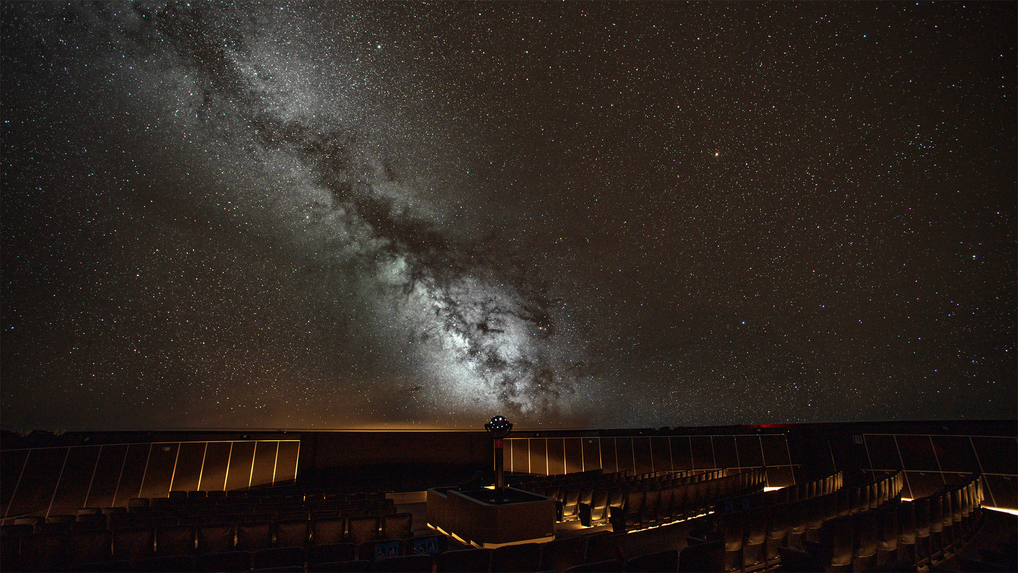 讓人感覺就像在看真正的星空仙台市天文台的天文館 ©