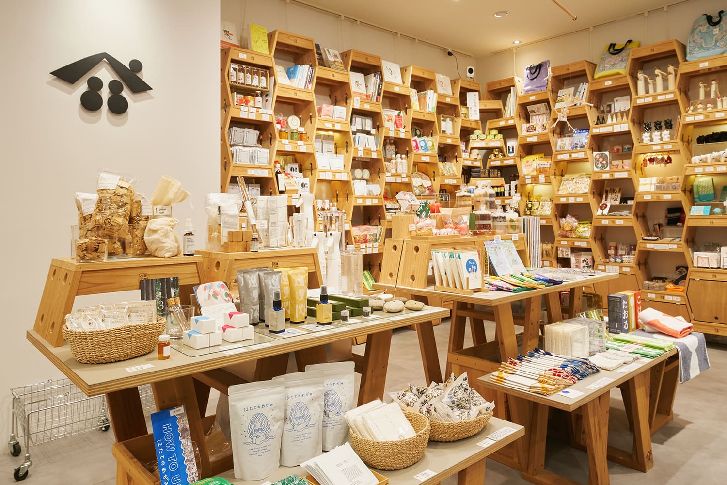 在充滿木質溫暖的空間中，物品像畫廊一樣精美地展示著