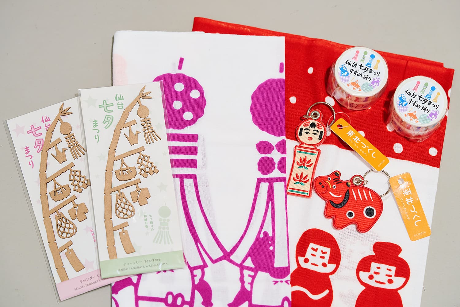 從左起，仙台七夕節和紙香、工作室“Mi”手巾、東北造子貼片筆鑰匙圈、仙台七夕節和麻雀舞美紋紙膠帶