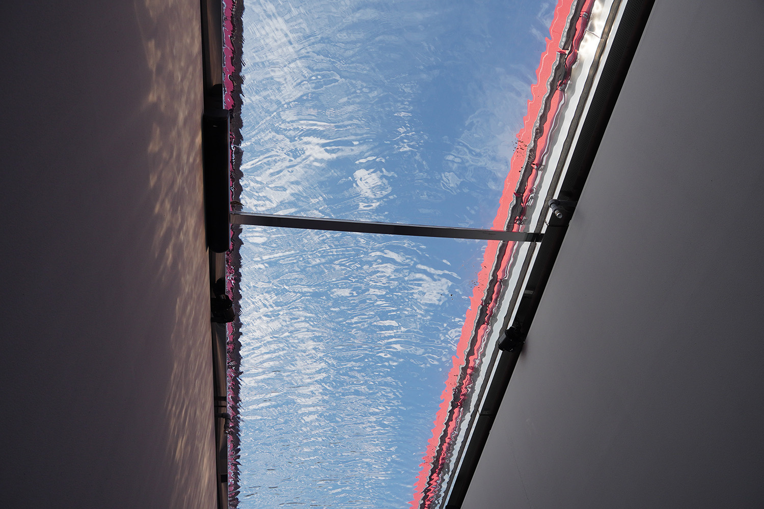 水在天花板上的玻璃上流淌