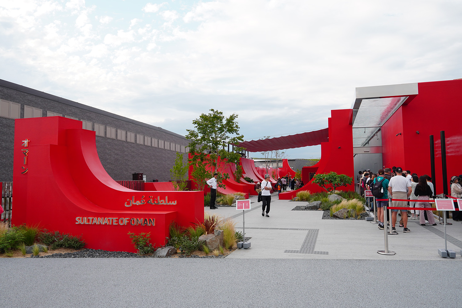 阿曼館擁有令人印象深刻的紅色物體