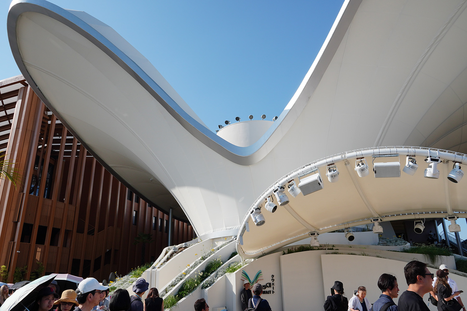 科威特館的造型令人印象深刻，看起來就像展翅高飛一樣。