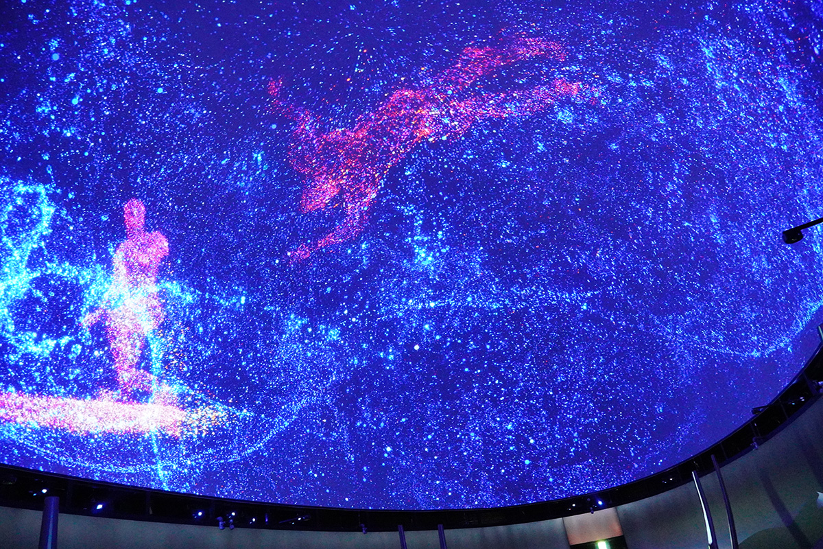 天花板上的巨大螢幕上投射著各種影像