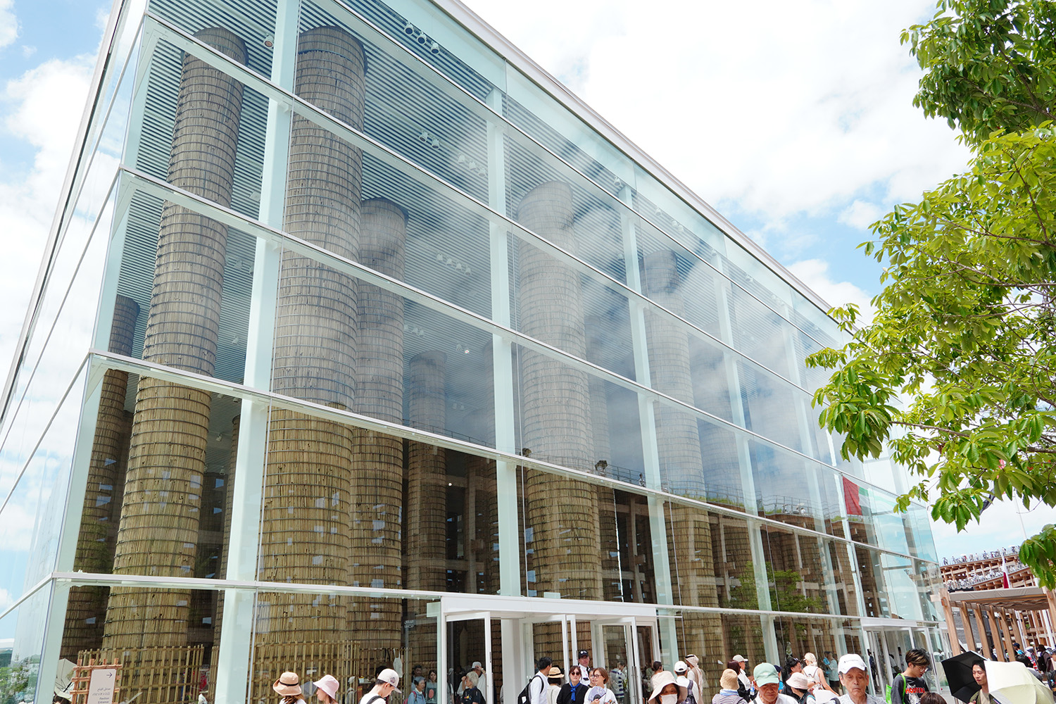 阿聯酋館，大玻璃中有許多巨大的柱子