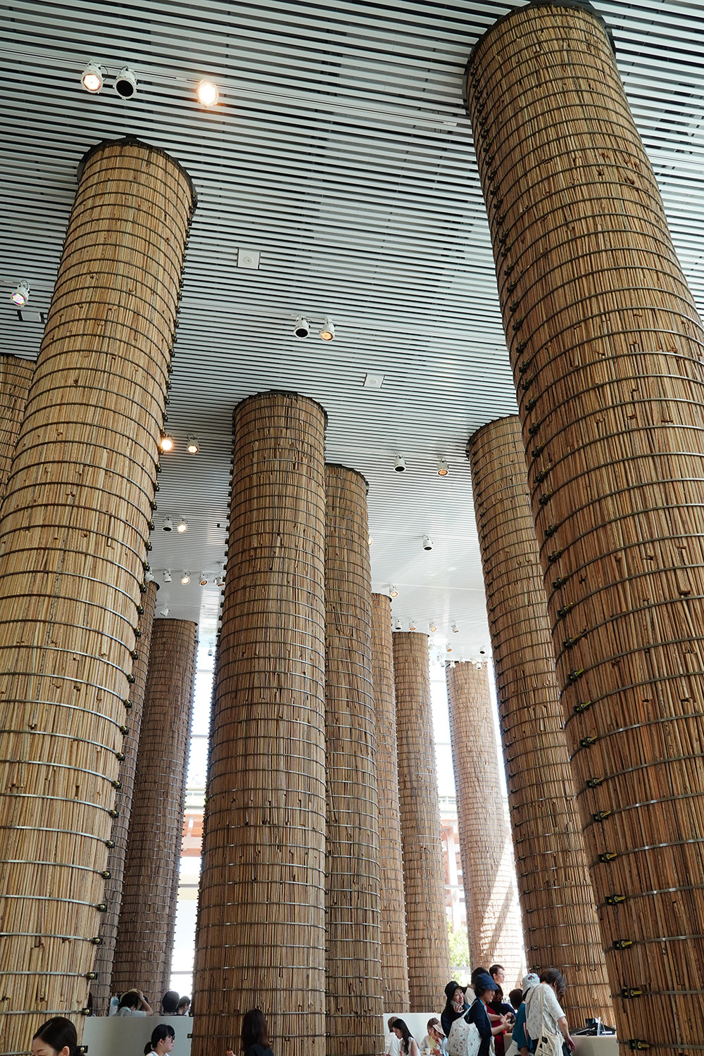 高聳的柱子融合了棗椰樹農業廢棄物和日本傑出的木工技術，共有90根