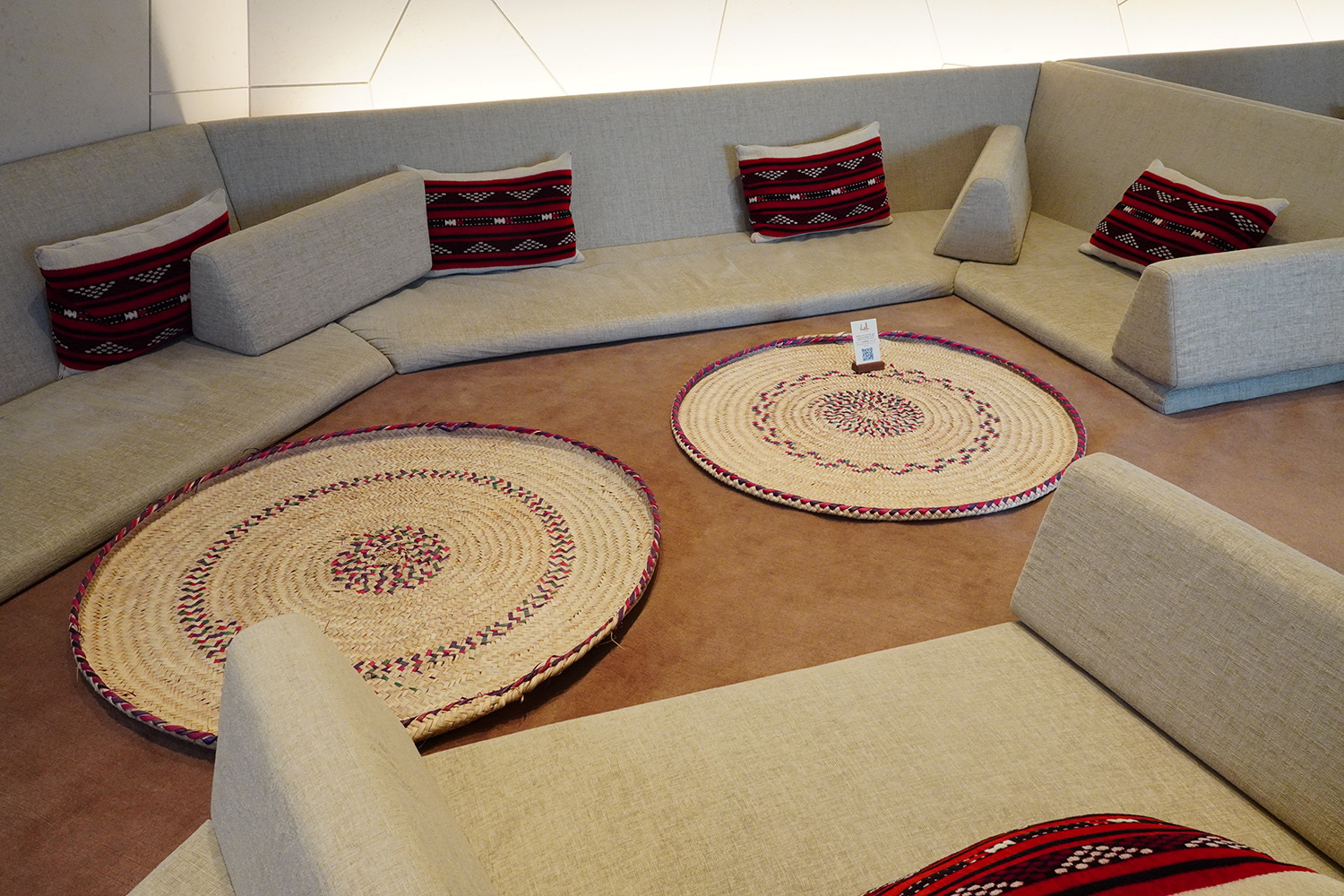 餐廳裡準備的平坦餐廳 在沙烏地阿拉伯，它被稱為「Majlis」。