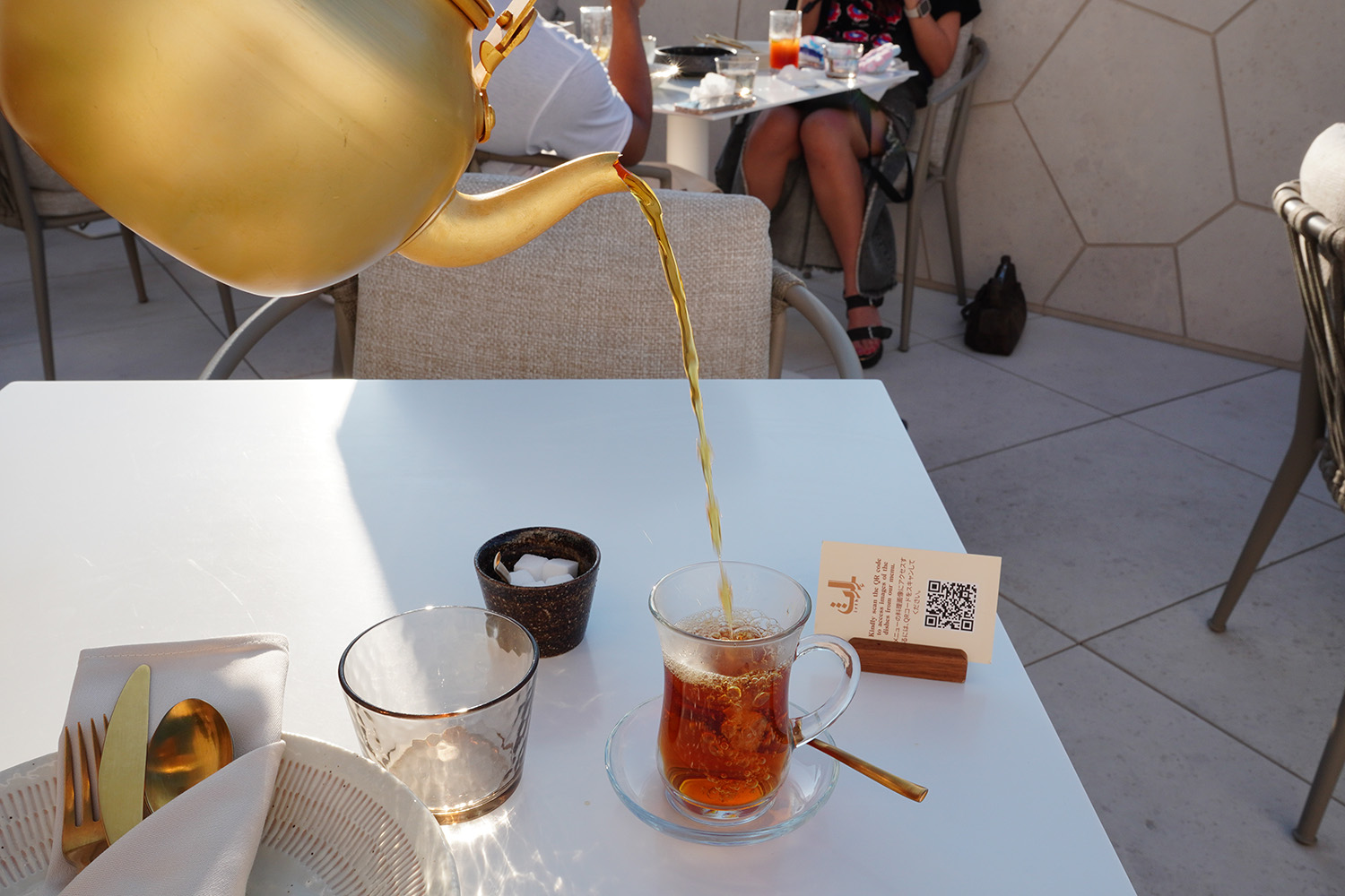 從高處倒出的「藏紅花茶」700日圓