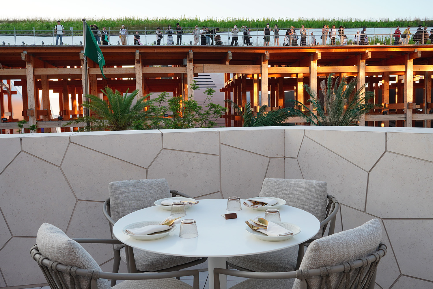 真是壯觀！ 開放舒適的露台座位