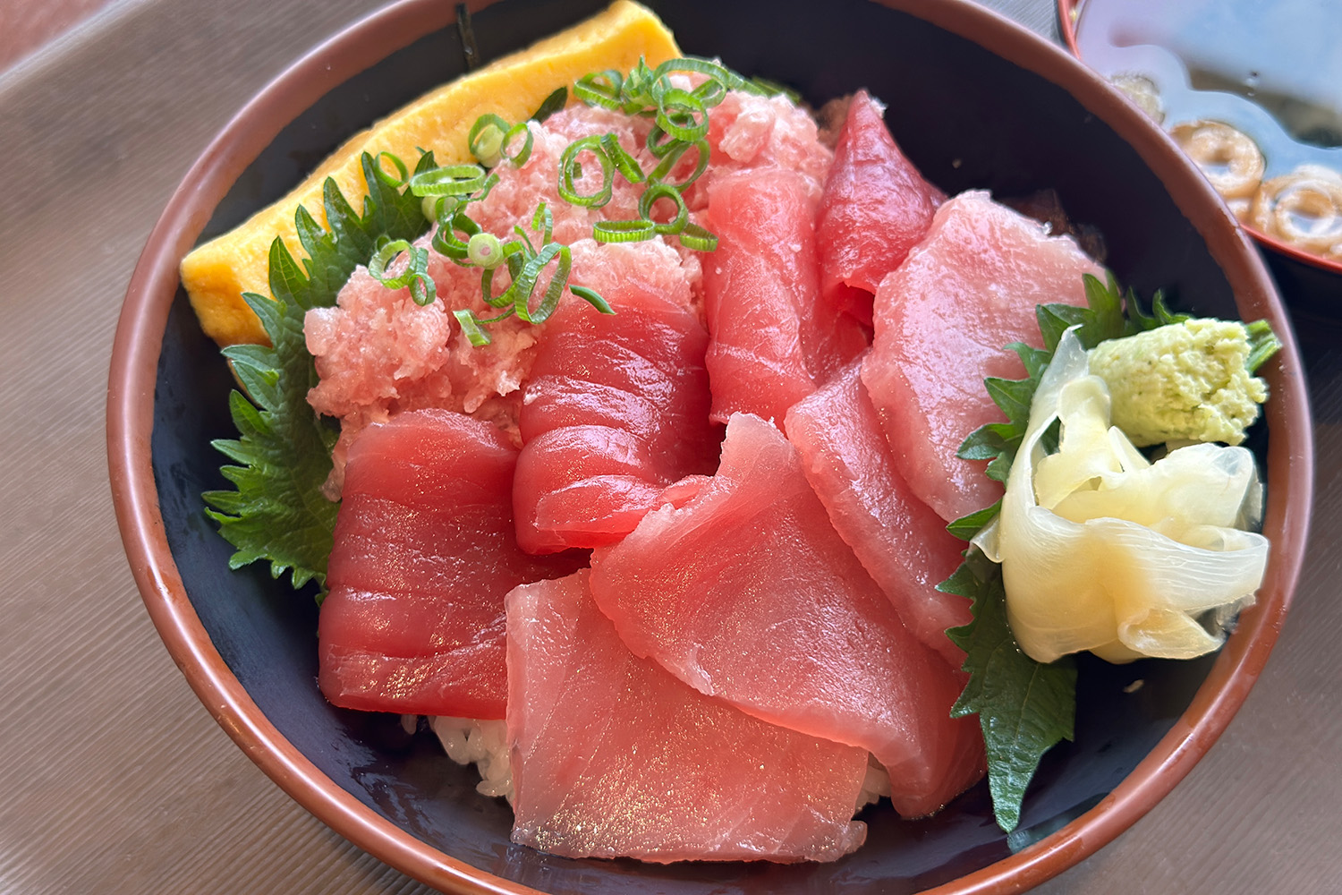 可以品嚐三種鮪魚的人氣丼「海鮮生鮪魚造壽蓋飯」JPY1300