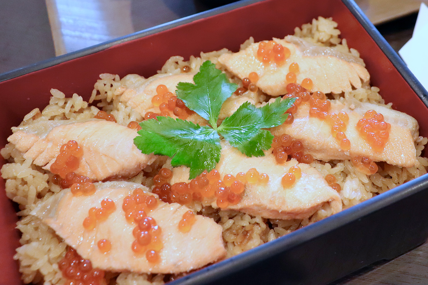 「原子飯」JPY1500。 品嚐煮熟的鮭魚和米飯的美味，這是從夏季到秋季的季節性菜單