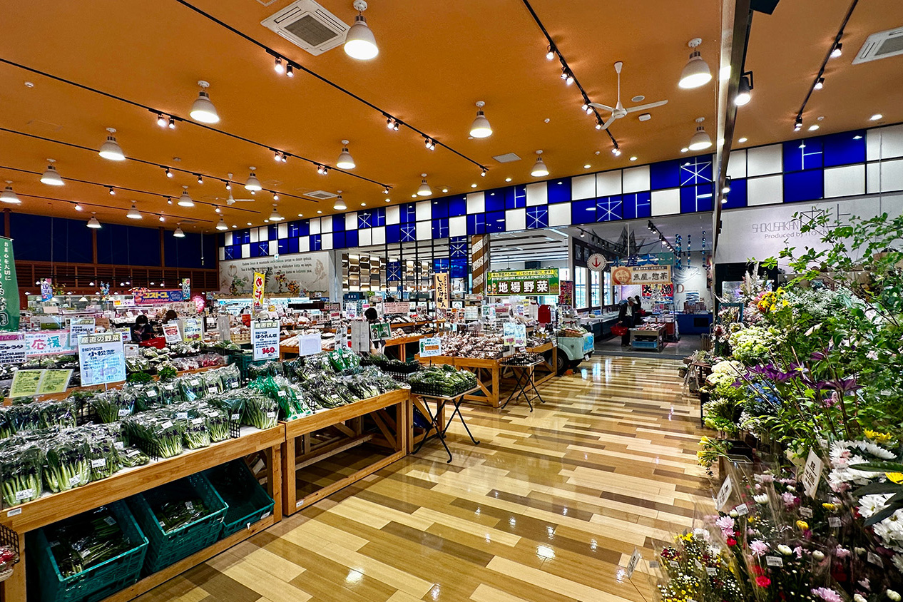 「直營市場」的白色和藍色牆壁上設計有「Yuriage」字樣