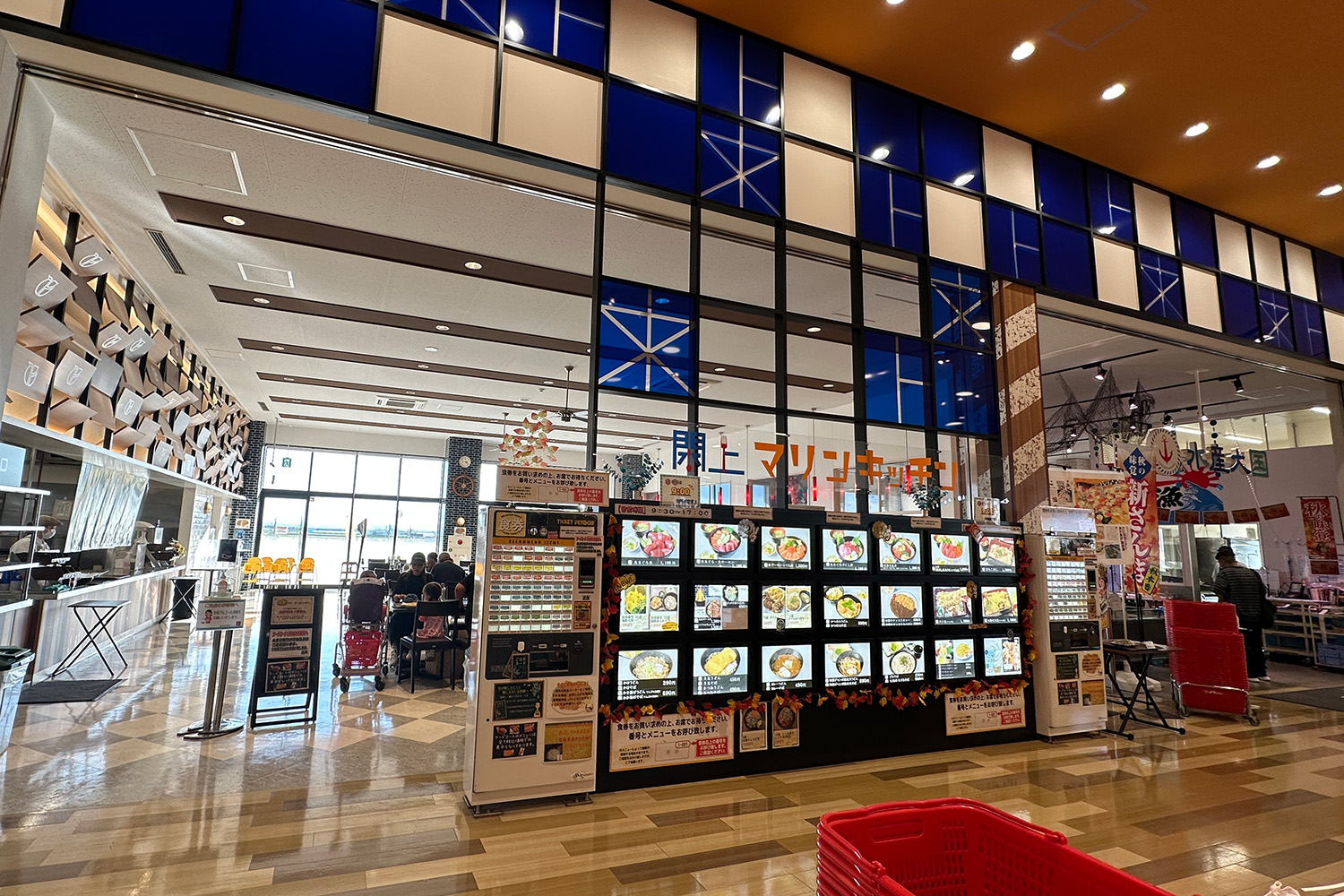 「水產強國」旁邊是迷人的美食廣場「Yurigami Marine Kitchen」