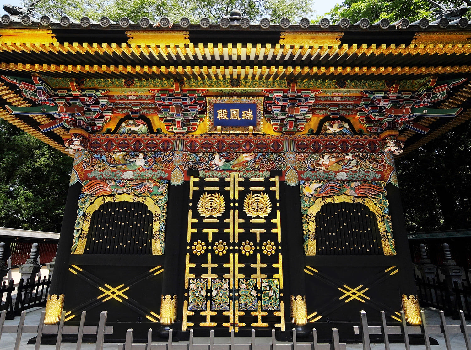 瑞鳳殿由正殿、禮拜殿、神社和涅槃門組成。 黑漆和金箔製成的裝飾品的美麗令人嘆為觀止。