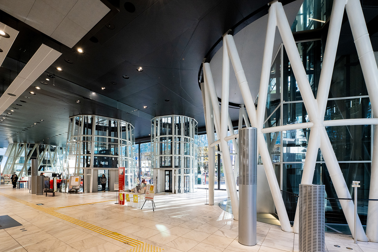 地上7層、地下2層的建築，每層都有不同的表情