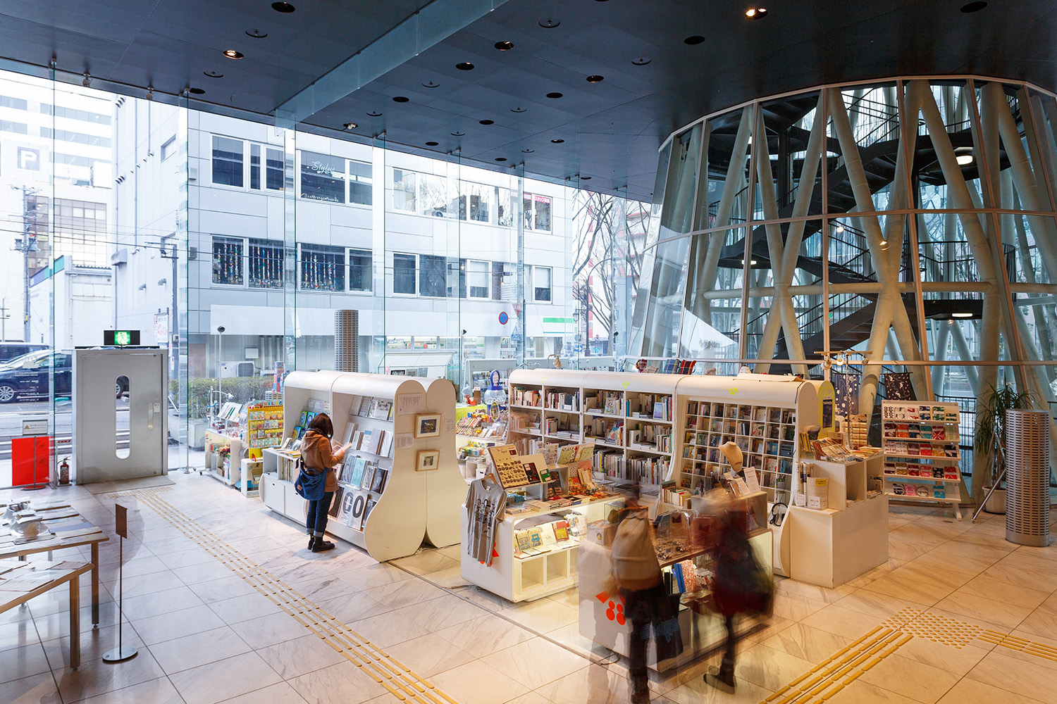 一樓的「金入博物館6號店」有各種藝術家的商品和原創博物館商品